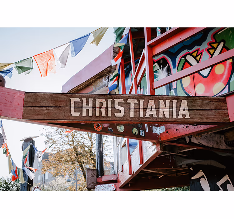 Rullegardin rom inngang til christiania i københavn - Tenstickers