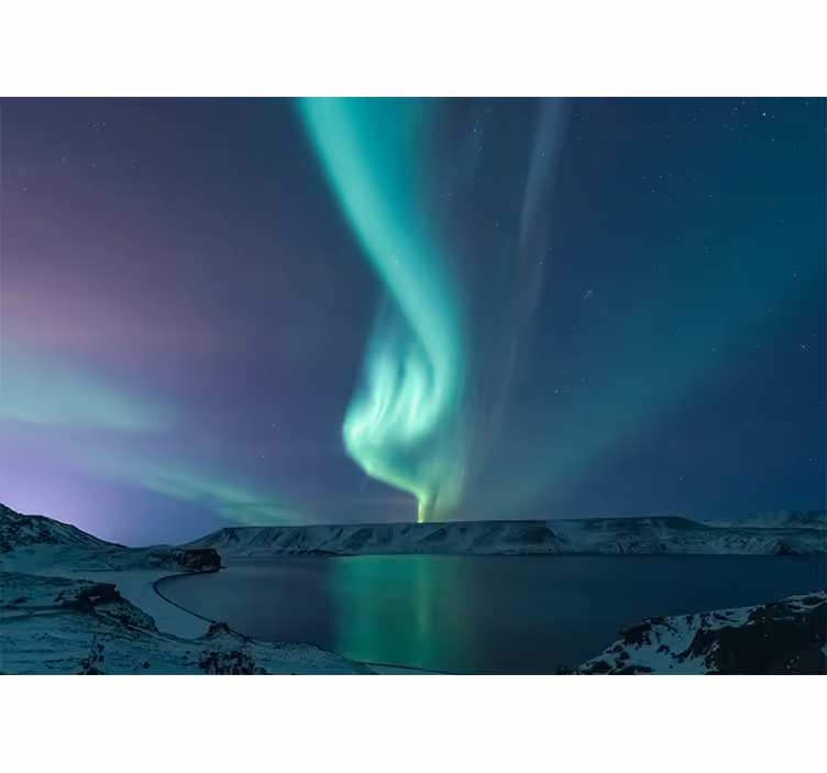 Rullegardin rom fantastisk nordlys over øya - Tenstickers