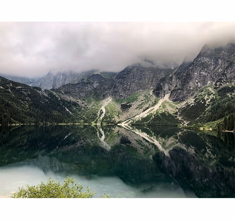 Fototapet grønn morskie oko innsjø - Tenstickers