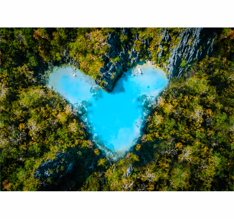 Hjerteformet øy under sjøveggmaleriet - Tenstickers