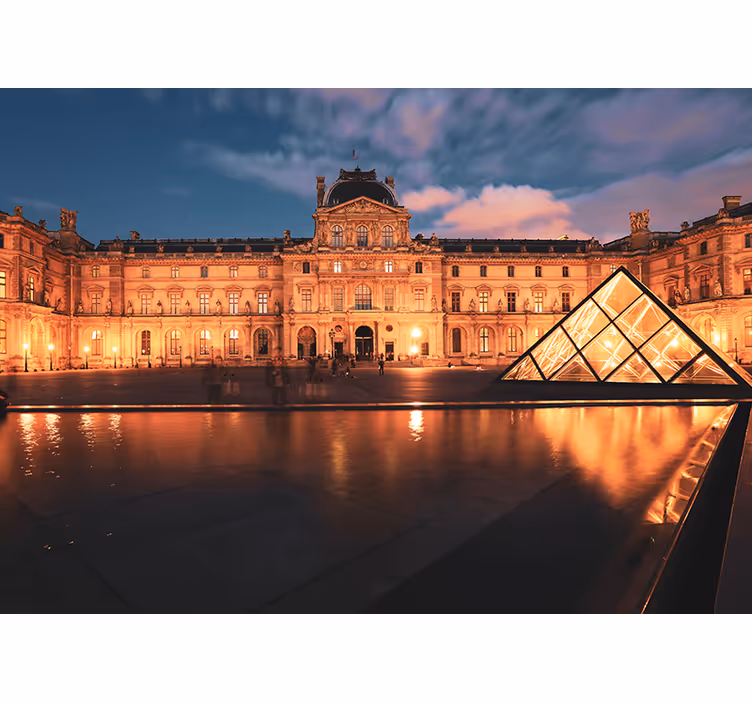 Fototapet byer louvre-pyramiden om natten - Tenstickers