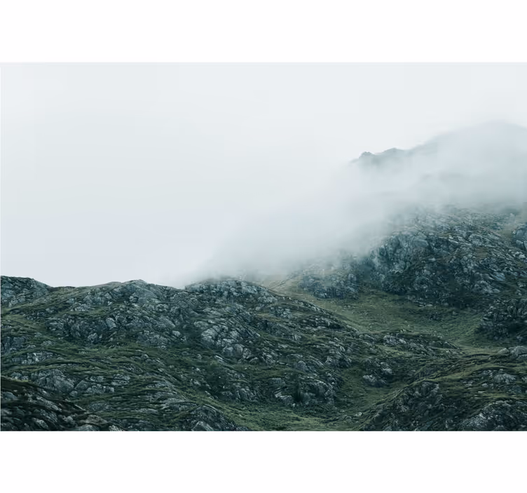 Utsikt i tett tåke fototapet fjell - Tenstickers
