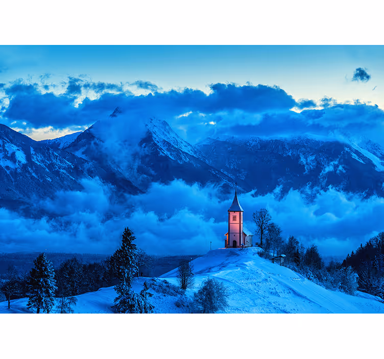 Snødekt kirke fototapet fjell - Tenstickers