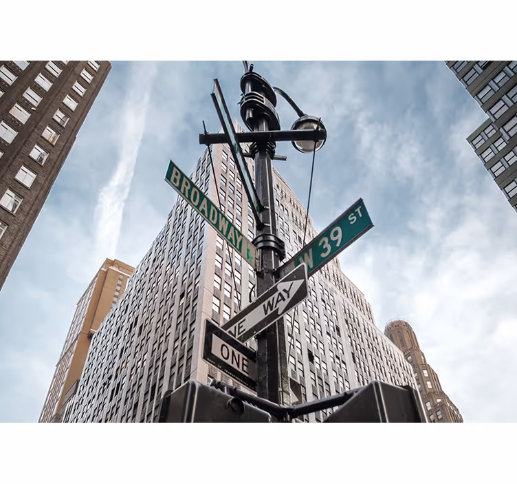 Fototapet new york gates til broadway street - Tenstickers