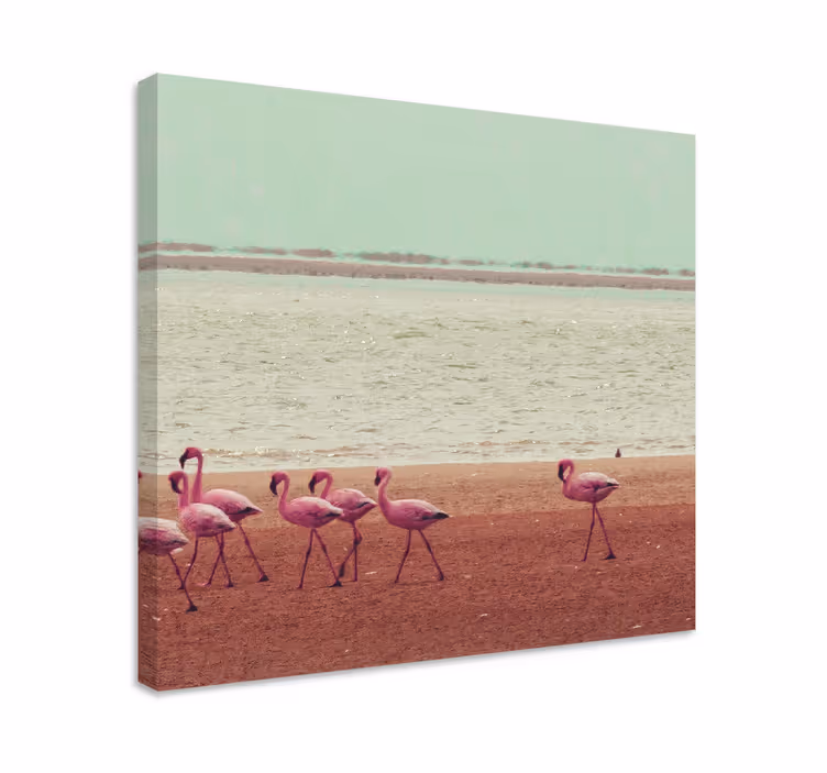 Flamingo går på stranden lerretsbilde ekteskapsrom - Tenstickers