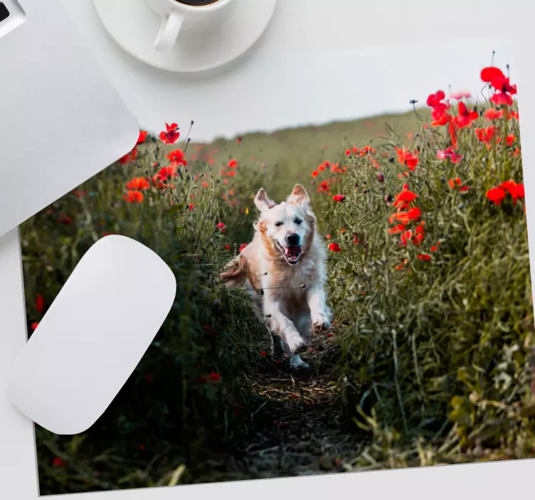 Søt hund som løper i felt original musematte - Tenstickers