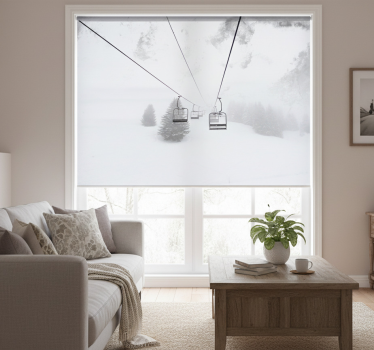 Hvit rullegardin med fotografi av taubane i snø - Tenstickers