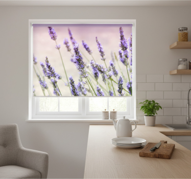 Rullegardin kjøkken med en bukett lilla blomster - Tenstickers