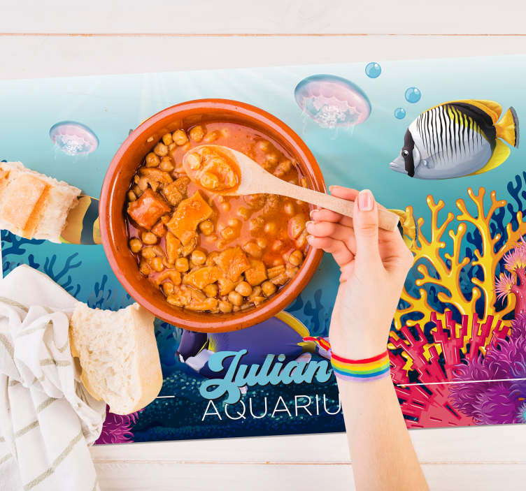 Fisk som svømmer under sjøfiskens spisebrikker - Tenstickers