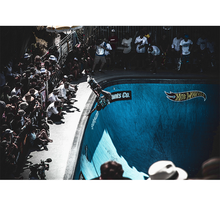 Skateboarder utfører triks fototapet kjøretøy - Tenstickers