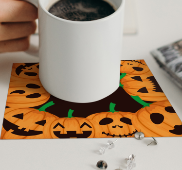 Halloween underlag med smilende gresskaransikter - Tenstickers