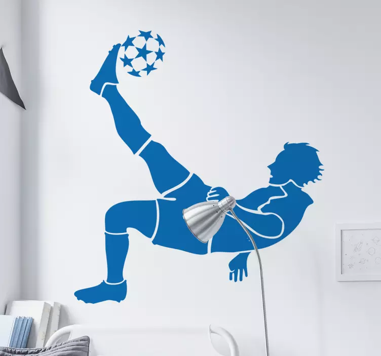 Fotballspiller sparker en ball vegg klistremerke - Tenstickers