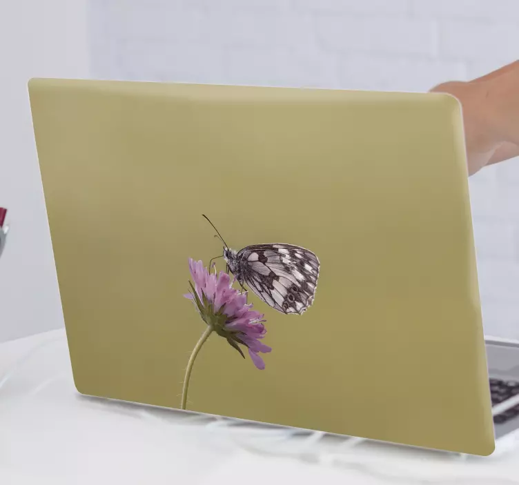 Sommerfugl på blomster bærbar pc-dekal - Tenstickers