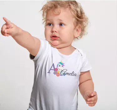 Baby t-skjorte med søtt enhjørning navn - Tenstickers